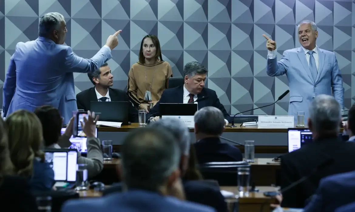 Ex-presidente do INSS se nega a responder perguntas de relator da CPI