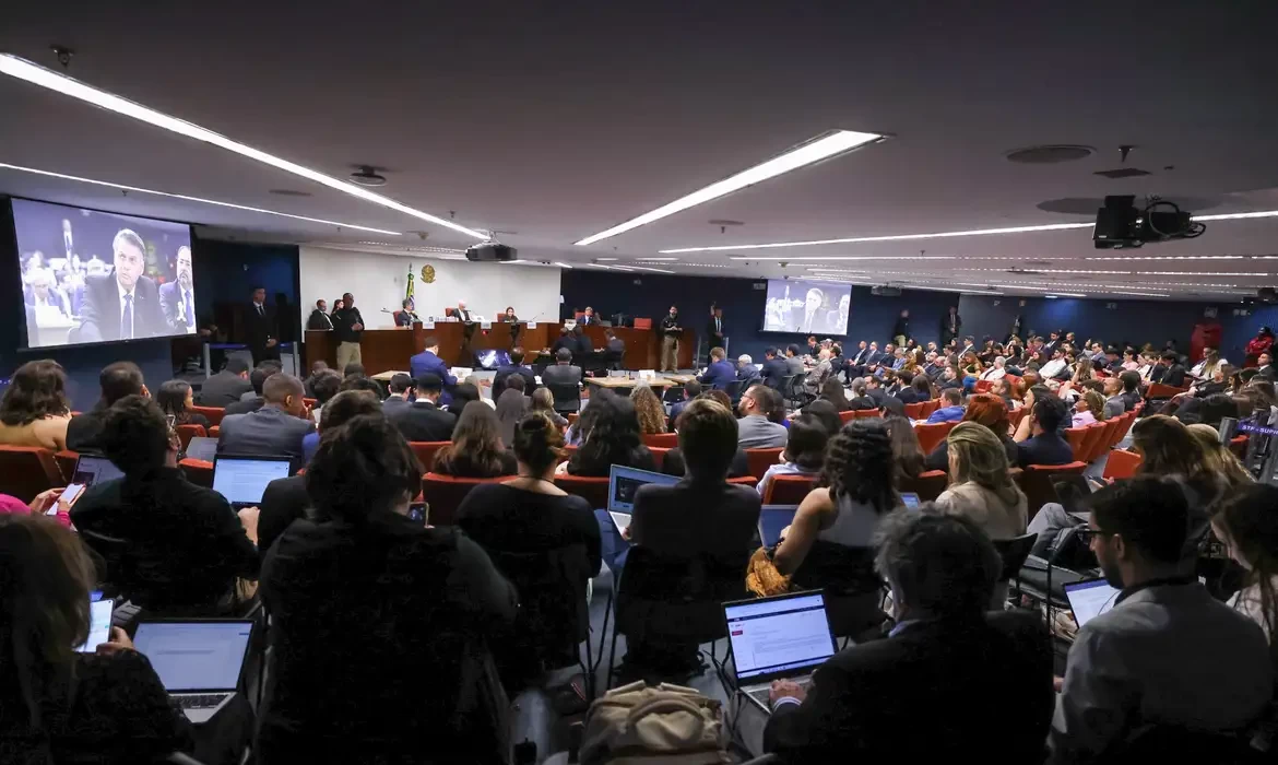 Após depoimento ao STF, Braga Netto pede para deixar a prisão