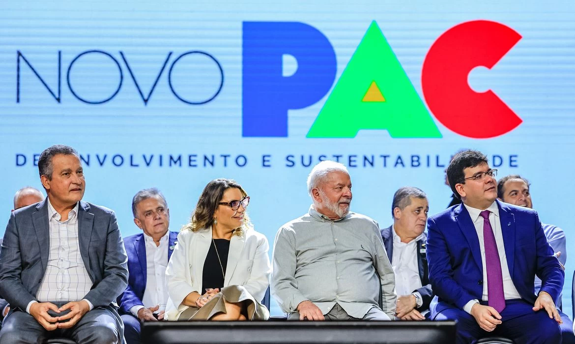Dilma merece pedido de desculpas por impeachment, diz Lula
