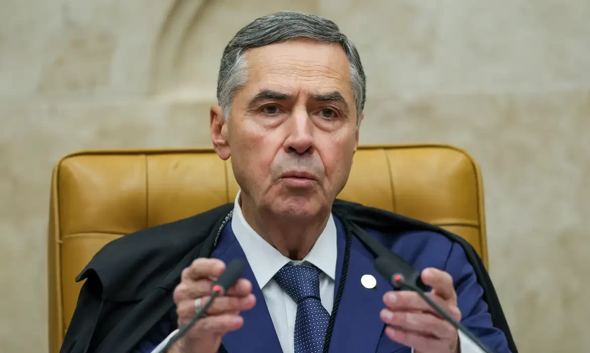 Barroso: julgamento de Bolsonaro traz “algum grau de tensão” para país