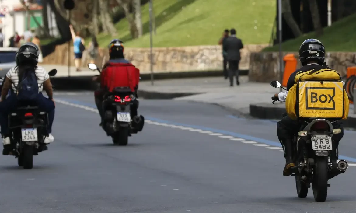 Número de trabalhadores por aplicativo cresceu 170% em 10 anos, diz BC