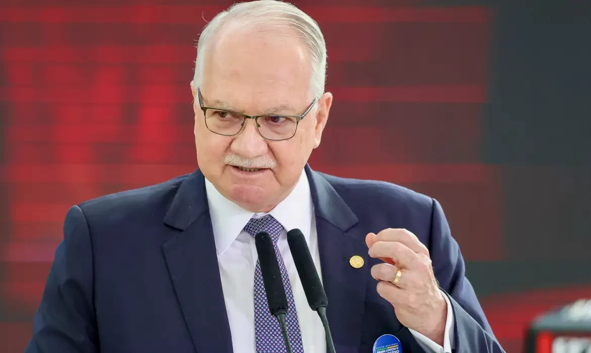 Fachin dá 5 dias para Mendonça e Gonet responderem acusação de Moraes