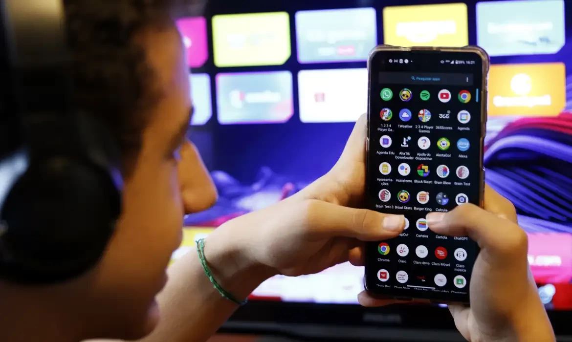 Plataformas não podem ser "terra sem lei", defende Moraes