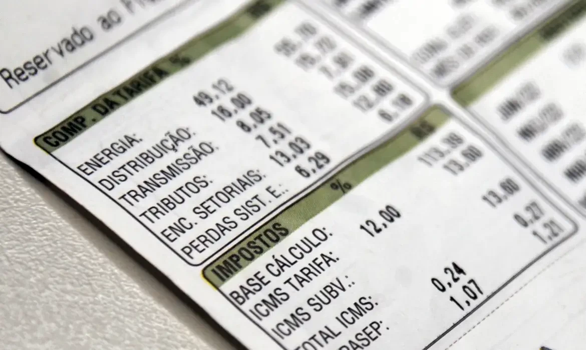 Aneel reduz bandeira para vermelha 1 na conta de luz em outubro