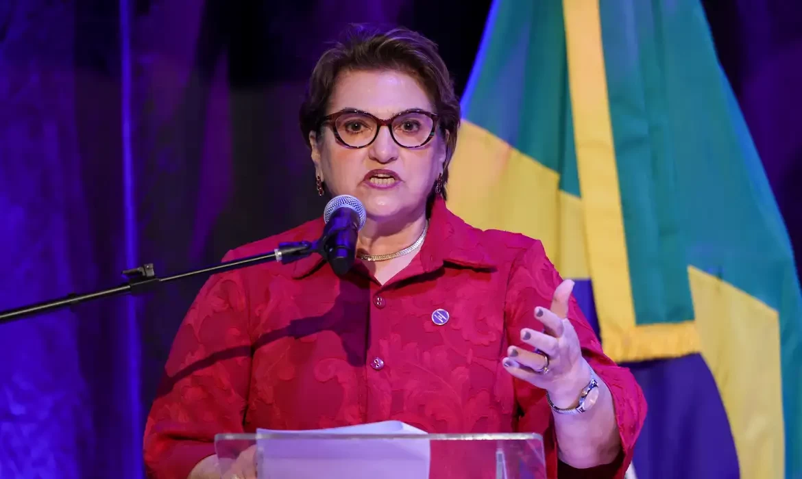 Posse da ministra das Mulheres vira ato de apoio a Marina Silva