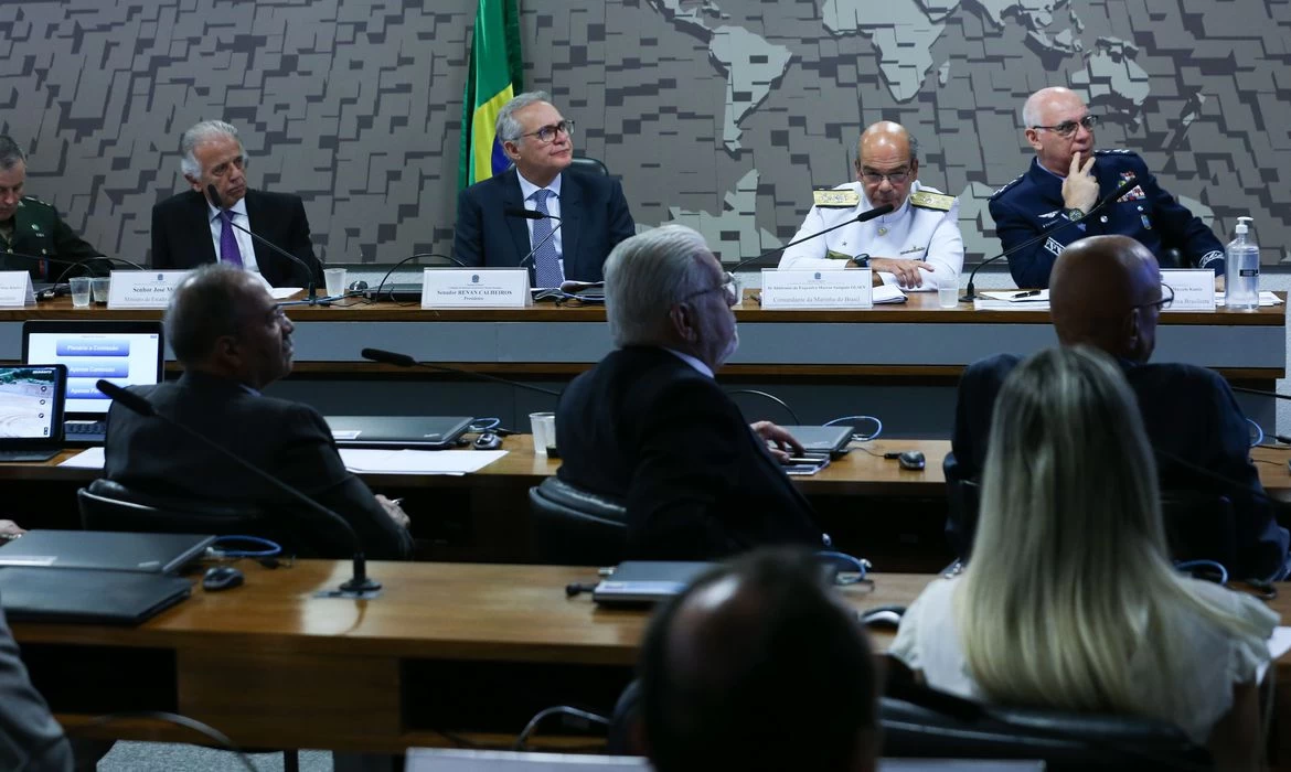 Múcio defende que militar para entrar na política deve deixar a Força