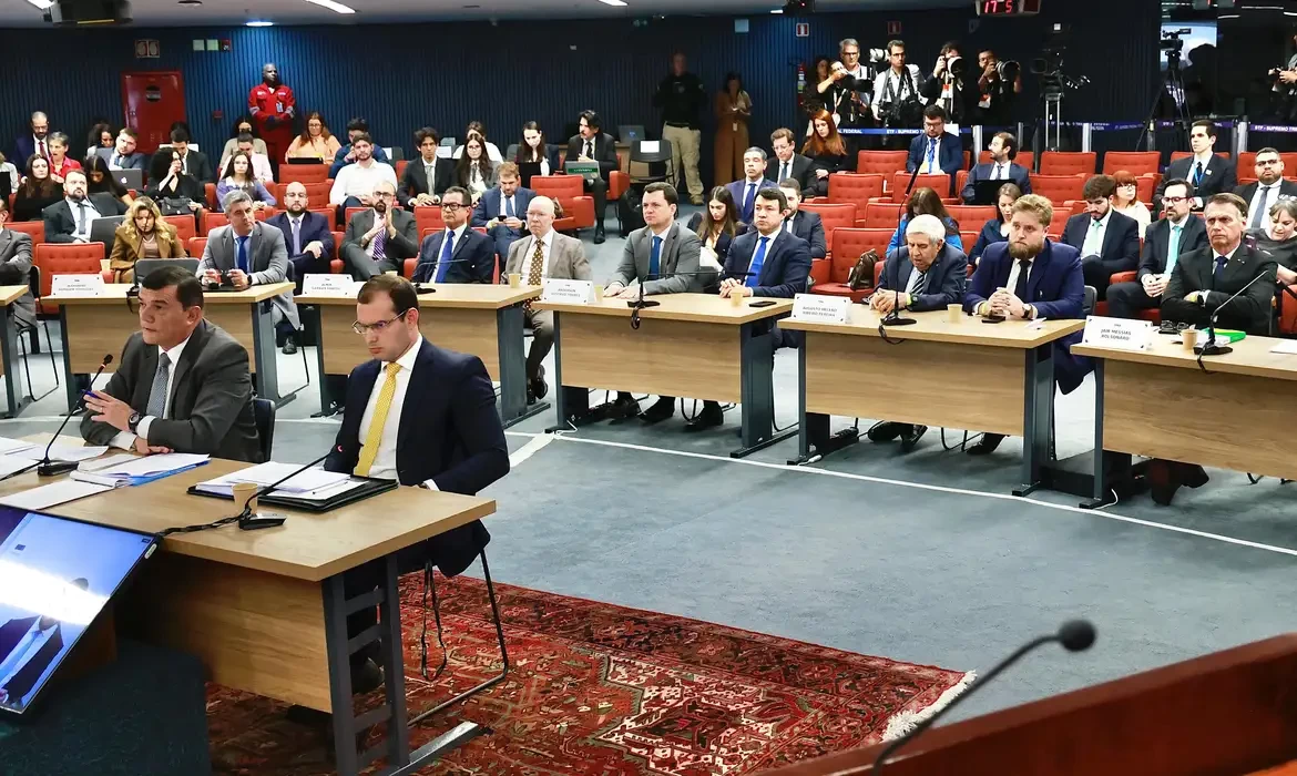 Braga Netto nega ter repassado dinheiro em sacola a Mauro Cid