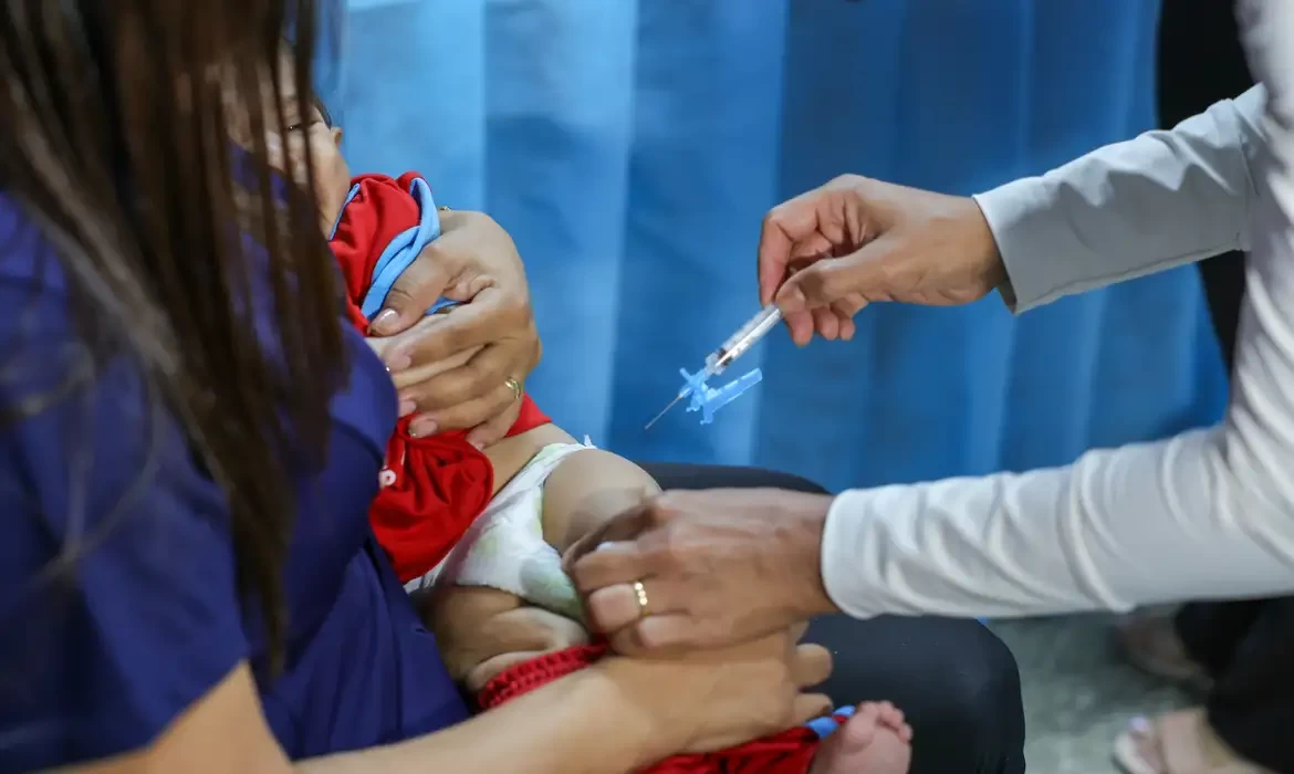 Vacinação nas escolas: crianças são imunizadas e atualizam caderneta