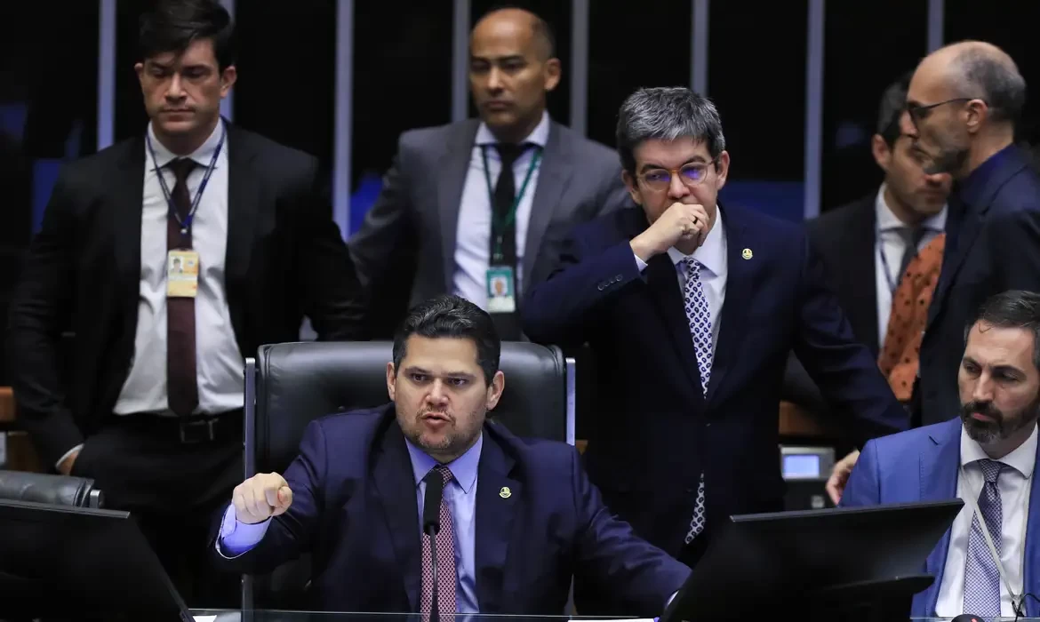 Câmara tenta votar Lei do Mar e Senado recebe Galípolo e Lewandowski