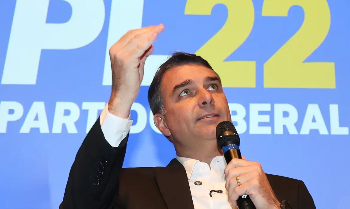 Filho mais velho de Bolsonaro, Flávio disputa a Presidência pelo PL
