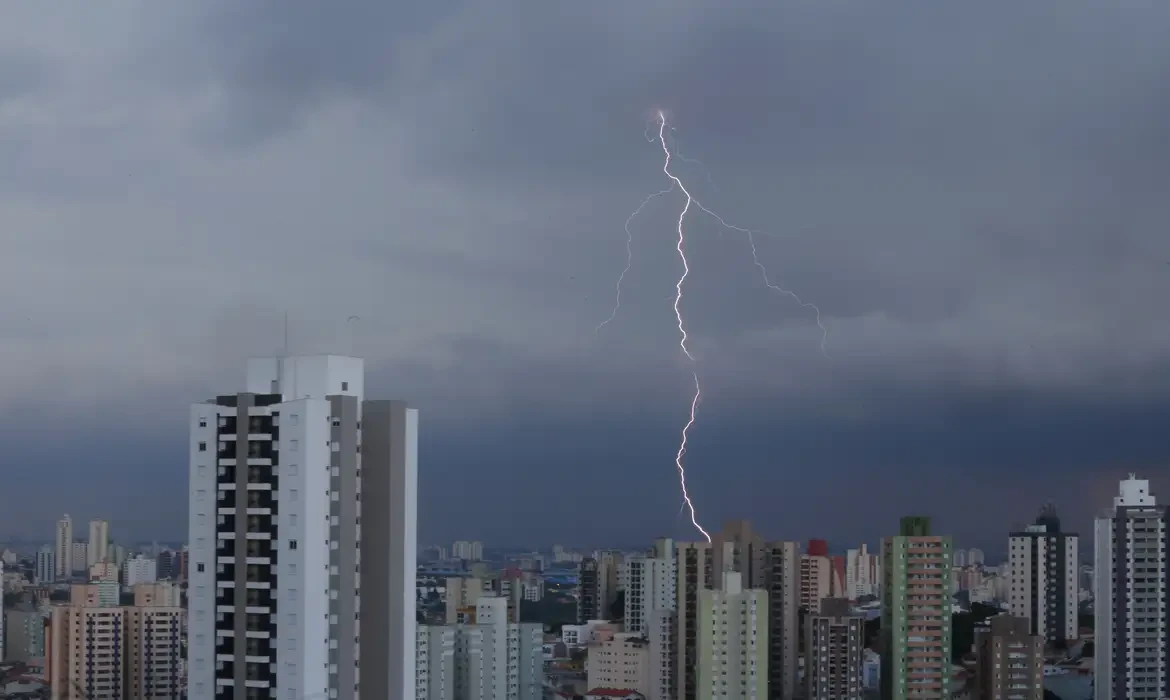 Fim de semana de eleições será de chuva em grande parte do país