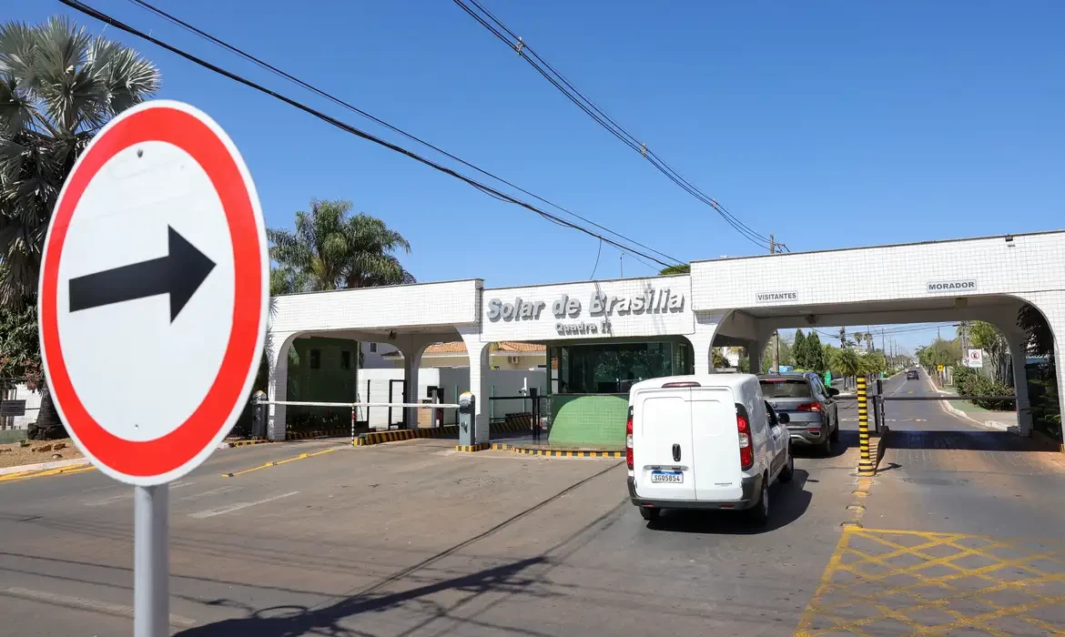 Moraes proíbe drones perto da casa onde Bolsonaro cumpre prisão