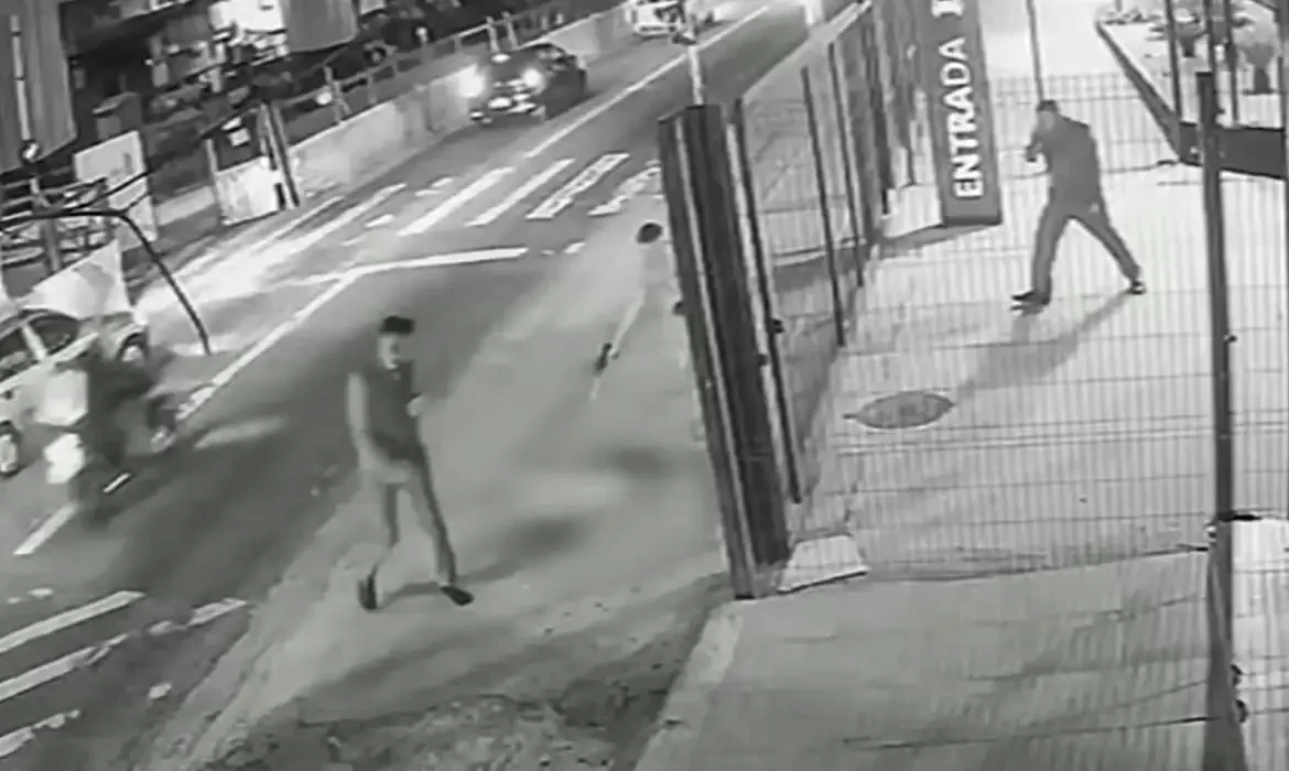 Cachorro é morto com dez tiros em frente a ponto de ônibus em SP