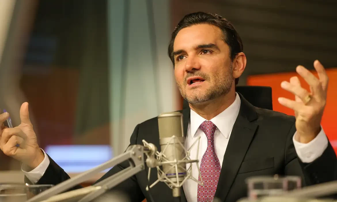 Celso Sabino confirma a Lula que deixará Ministério do Turismo