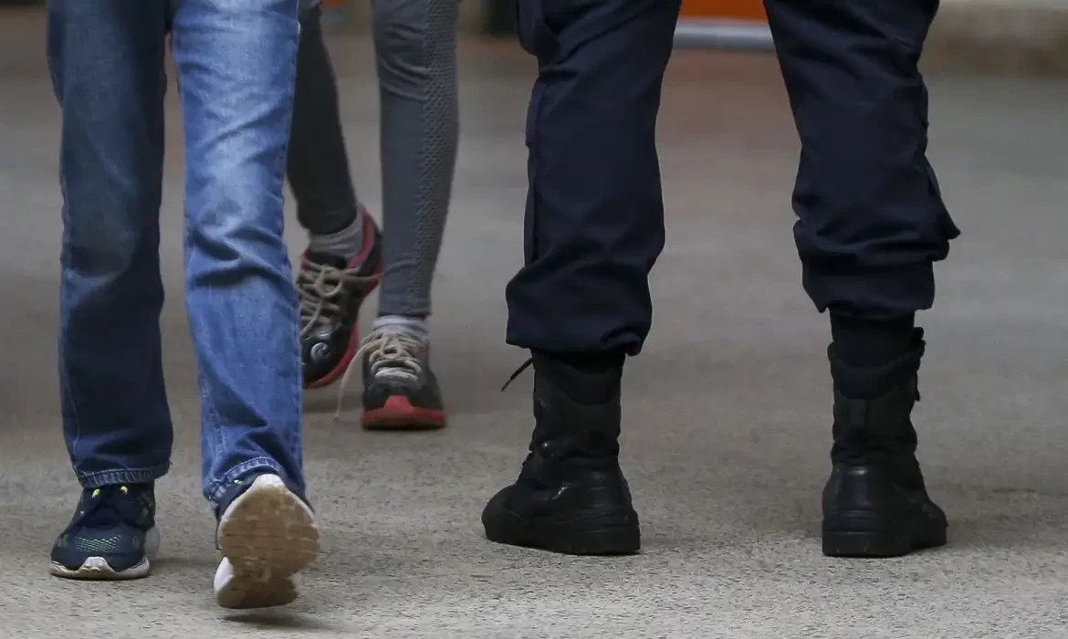 SP: governo vai recorrer para contratar PMs como monitores de escolas