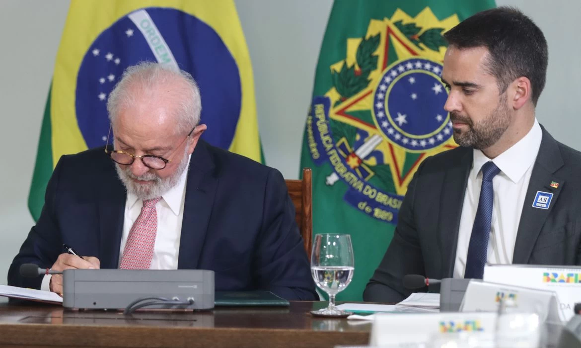 Eduardo Leite pede a Lula mais ajuda para efeitos da chuva no RS