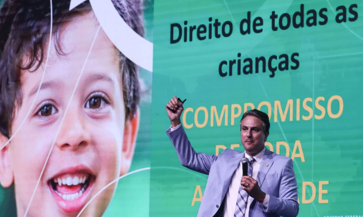 Camilo defende grande pacto nacional para alfabetização de crianças