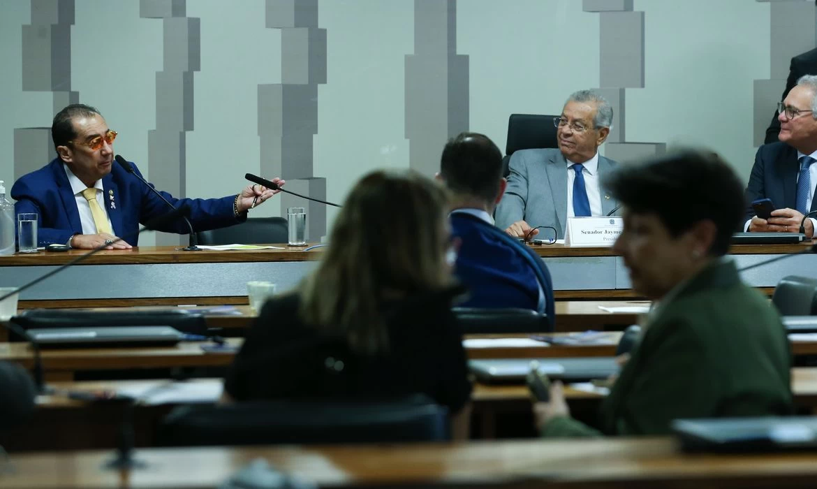 Conselho de Ética abre processo contra cinco senadores