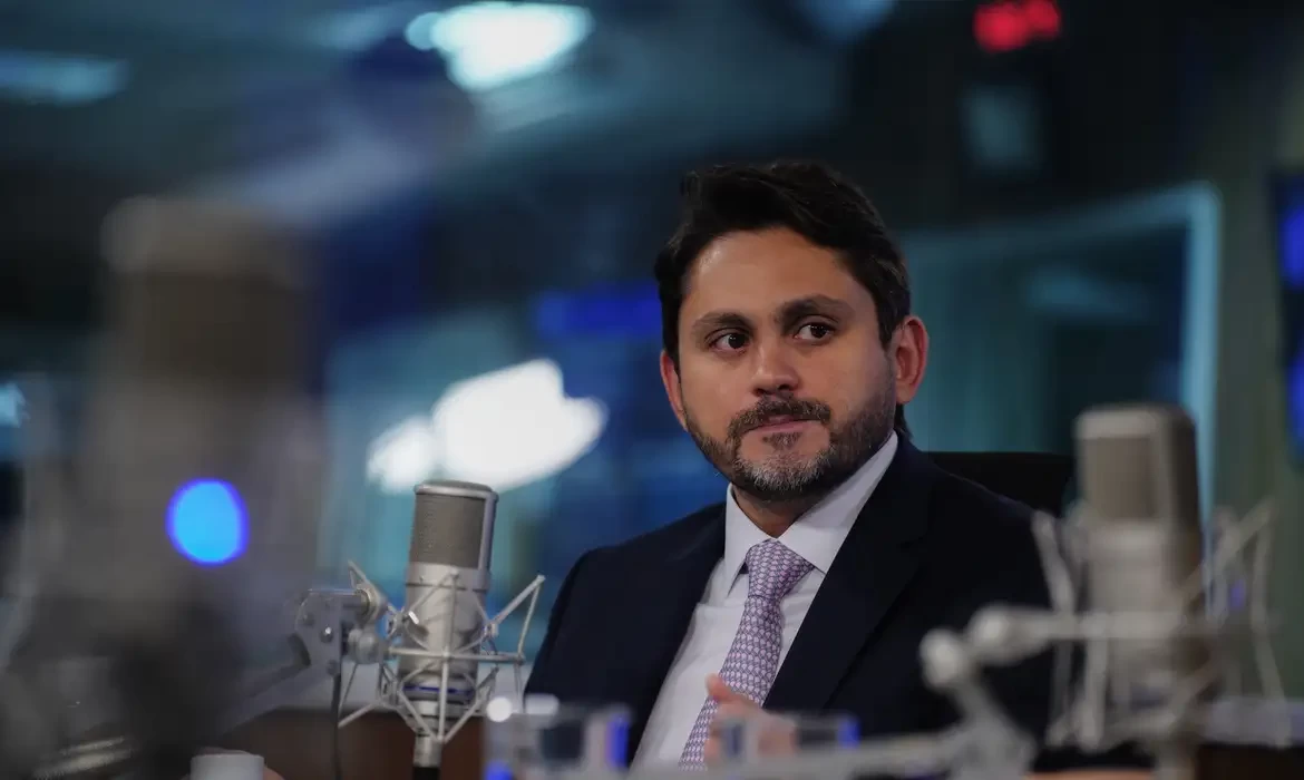 Juscelino Filho oficializa demissão do Ministério das Comunicações