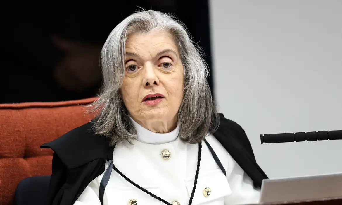 Cármen Lúcia vota para condenar Eduardo Bolsonaro por difamação