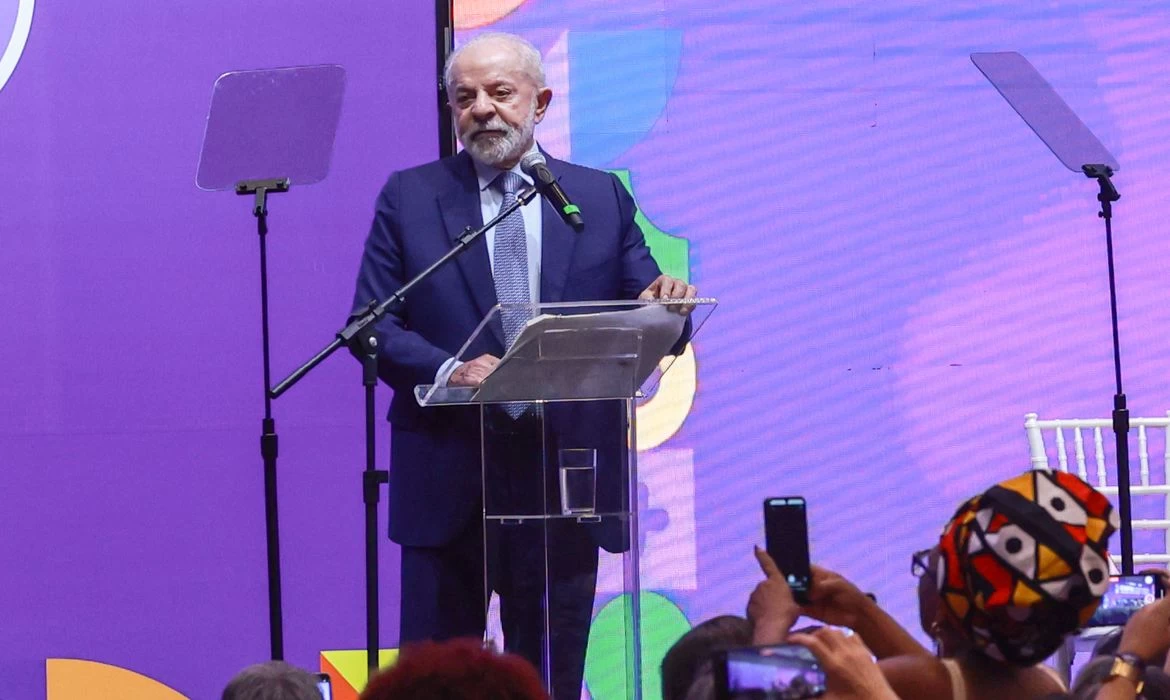 Lula abre conferência e sanciona ampliação da licença-maternidade