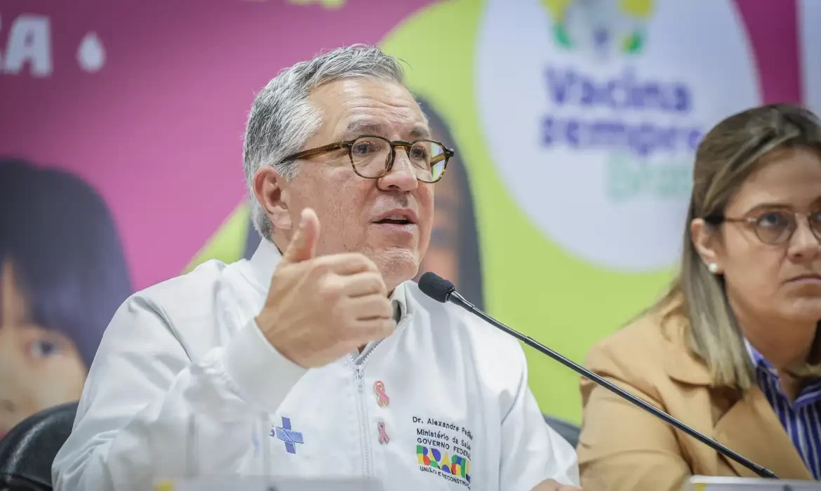 Ministro faz apelo por atualização da caderneta vacinal das crianças