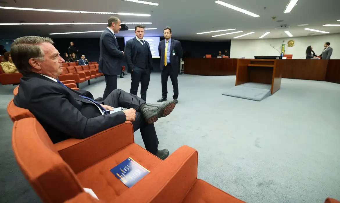 Moraes dá cinco dias para Bolsonaro e réus apresentarem defesa prévia