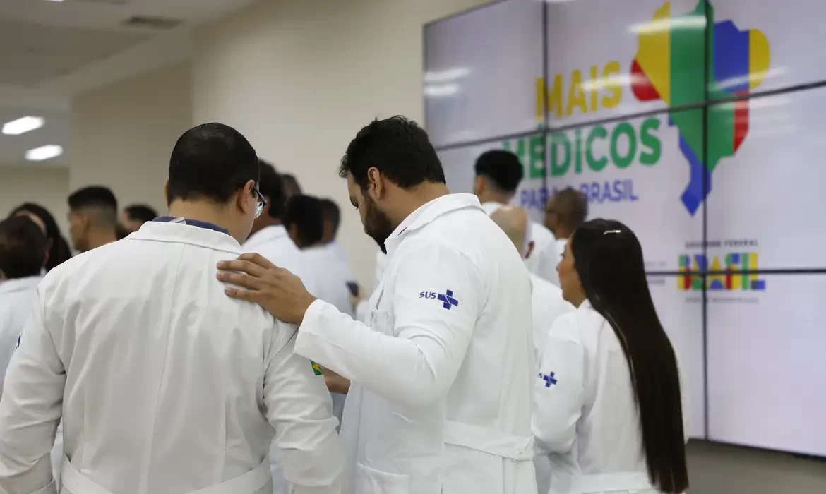 Estudantes de baixa renda de curso de medicina terão ajuda do governo