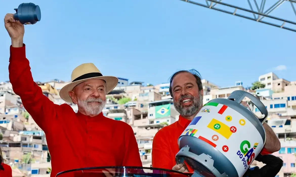 Governo lança programa para distribuir gás a 15,5 milhões de famílias