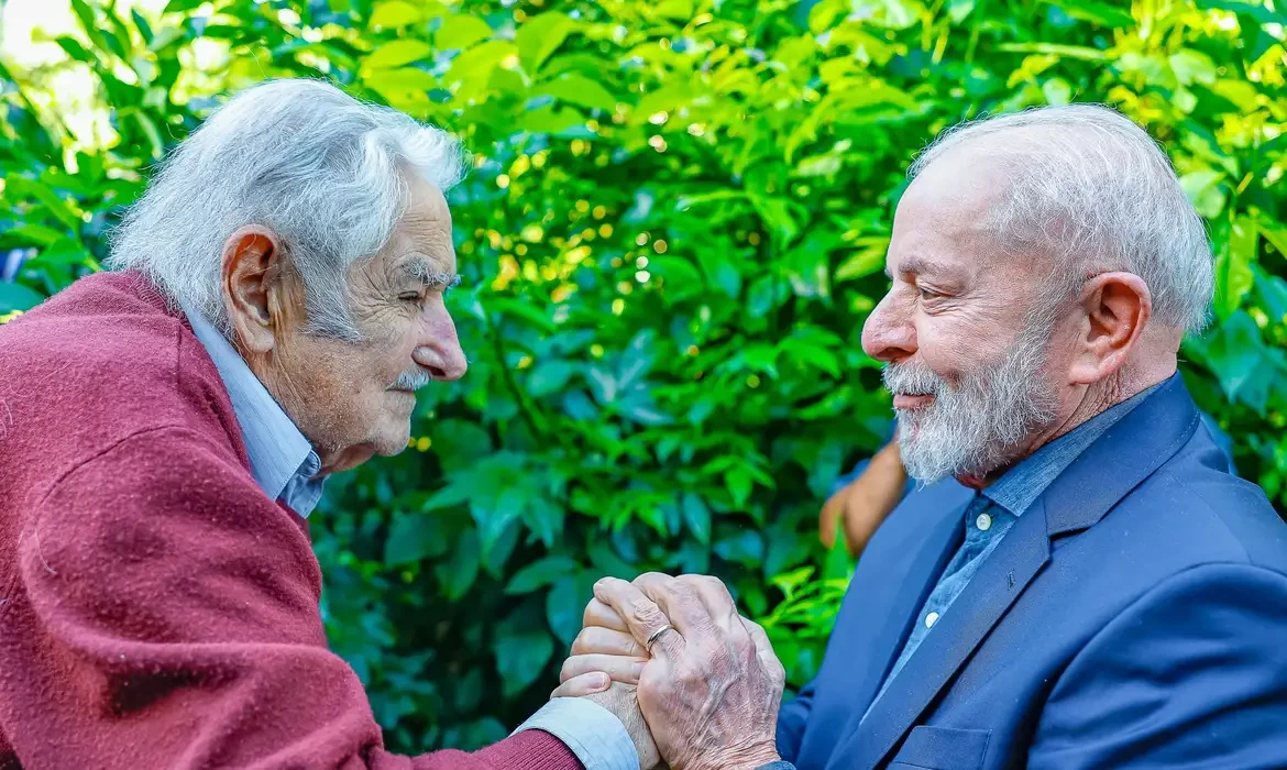 Lula participa de funeral do ex-presidente do Uruguai Pepe Mujica