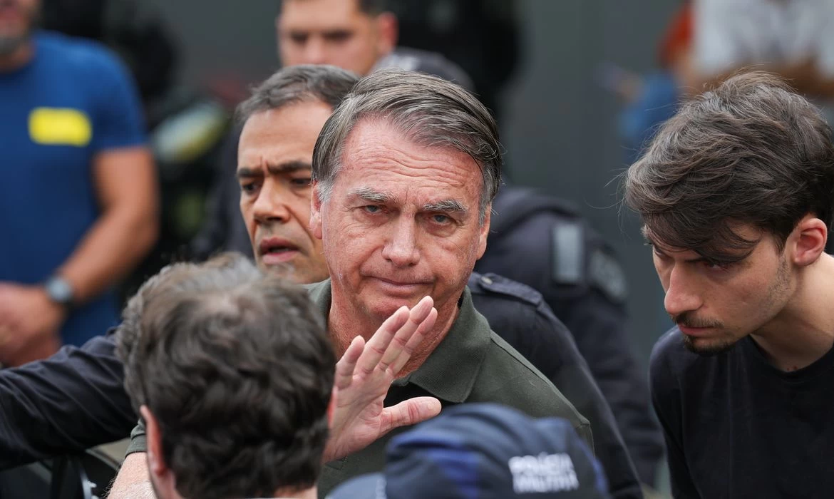 Delegado pede ao STF para ouvir Bolsonaro sobre arma apreendida