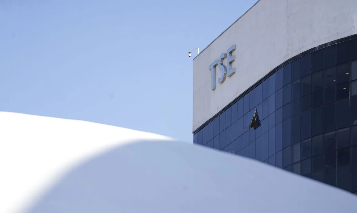 TSE inicia julgamento de três ações contra Bolsonaro