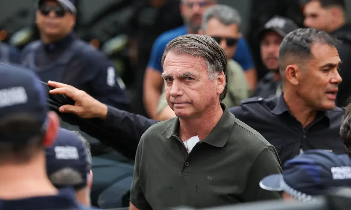 Defesa de Bolsonaro reitera pedido por cirurgia e prisão domiciliar