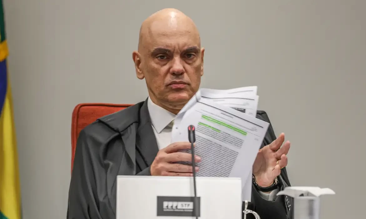 Moraes repreende advogado de ex-assessor de Bolsonaro