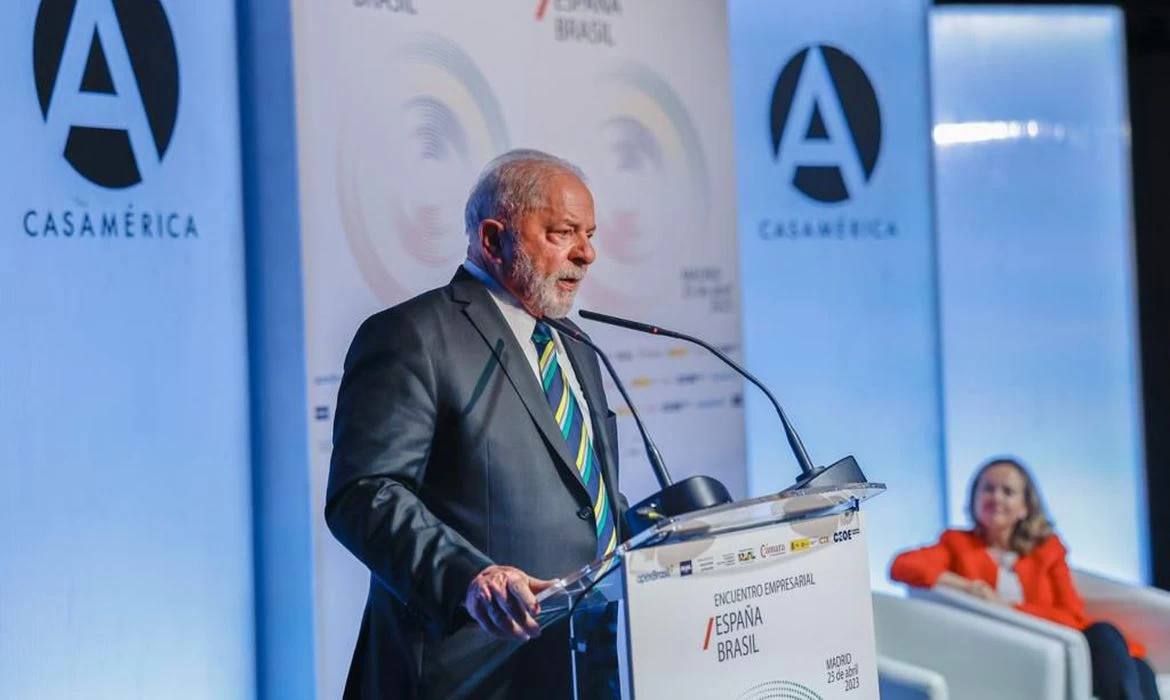 Lula diz que conversará com Macron sobre acordo entre Rússia e Ucrânia