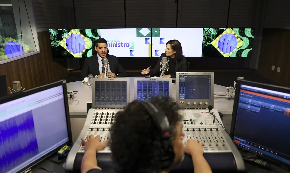 Governo avalia se mantém descontos do INSS por entidades