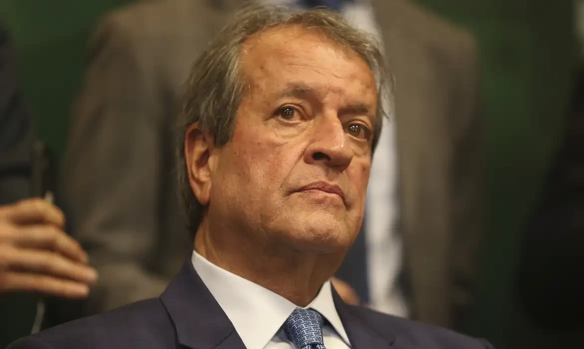 Alexandre de Moraes autoriza presidente do PL a visitar Jair Bolsonaro