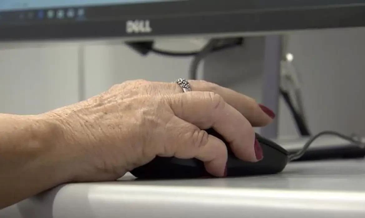 Idosos enfrentam barreiras digitais para acessar serviços do INSS