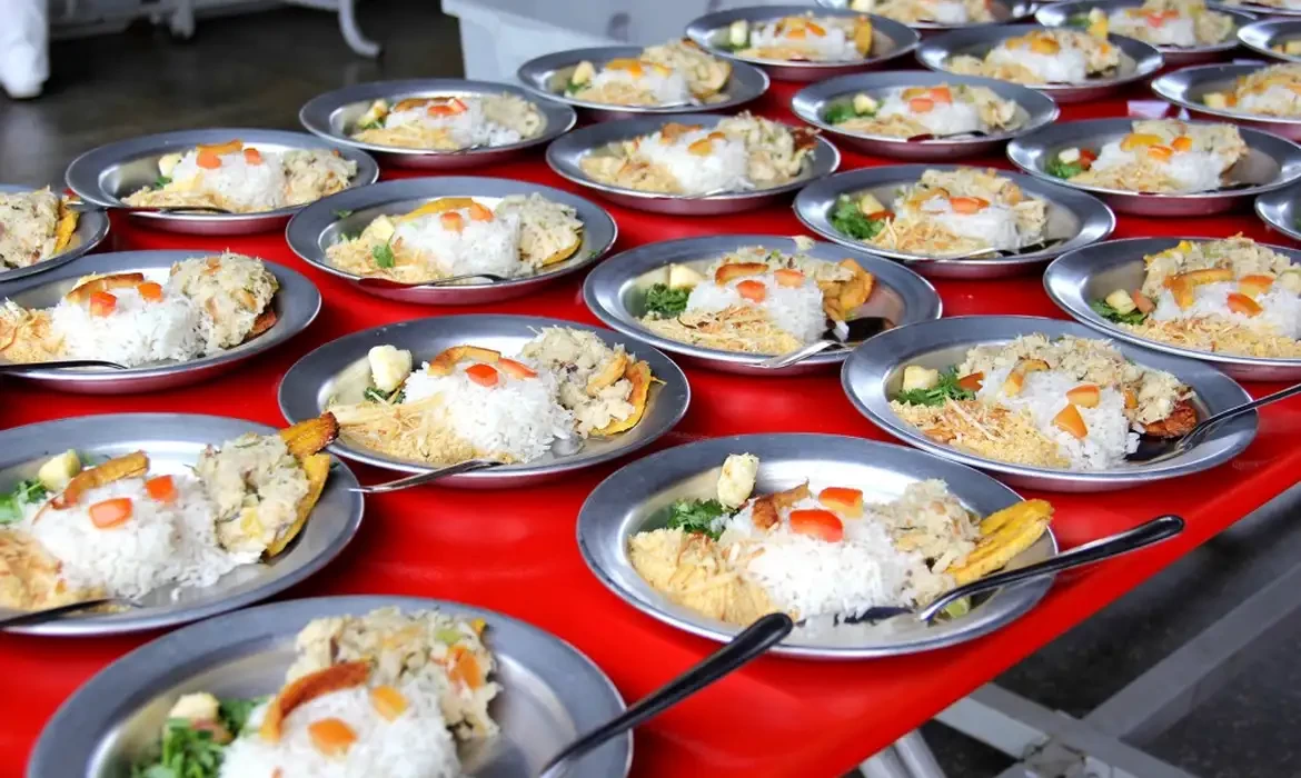 Governo vai comprar perecíveis que iriam para os EUA, diz ministro