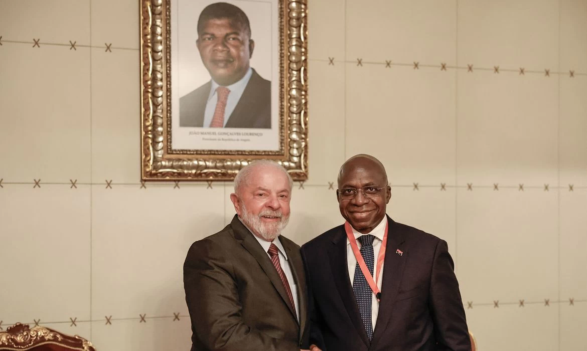 Lula recebe condecoração em Luanda