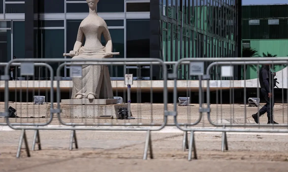 Barroso diz que julgamento envolve provas, e não disputa política