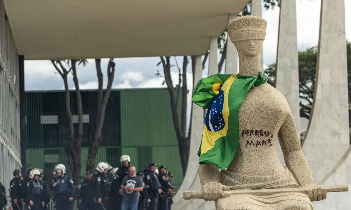 STF julgará no dia 25 de abril mulher que pichou estátua A Justiça