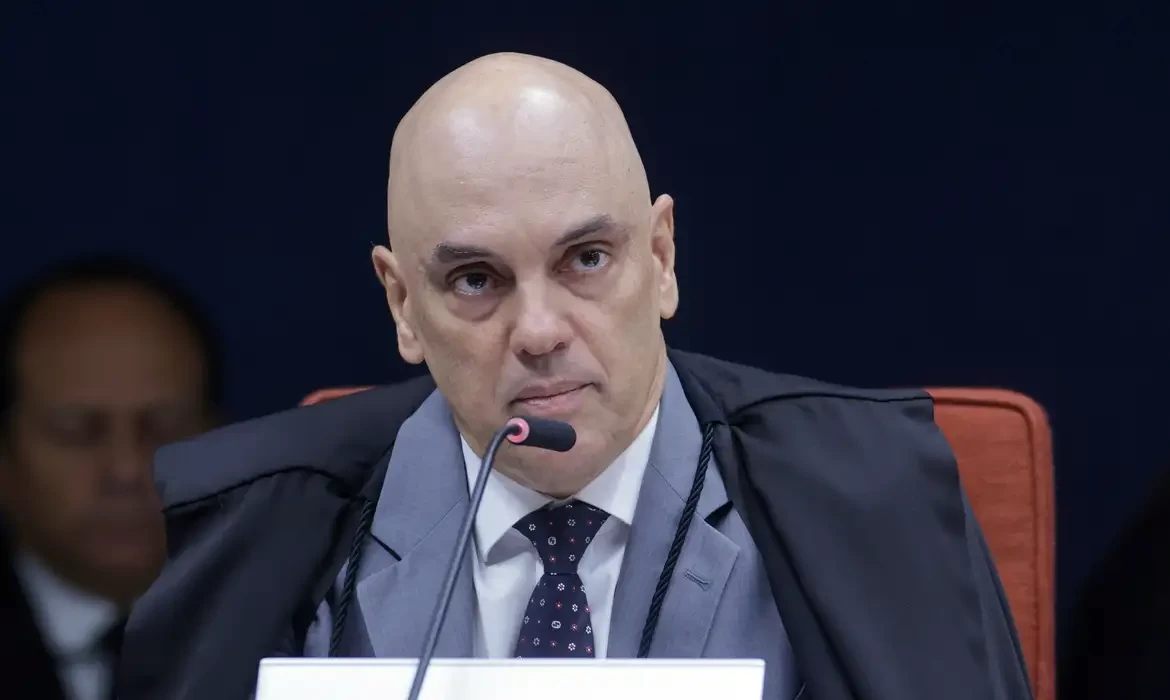 Moraes pede parecer da PGR sobre incluir Jair e Flávio em inquérito