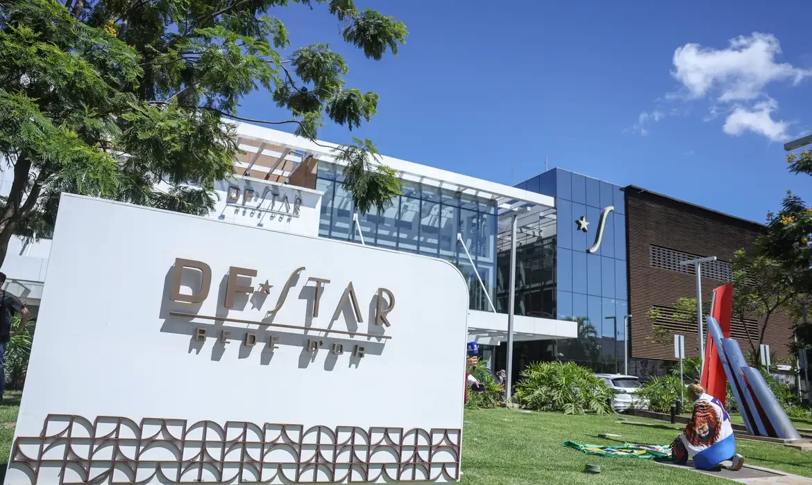 Defesa de Bolsonaro volta pedir prisão domiciliar por motivos de saúde