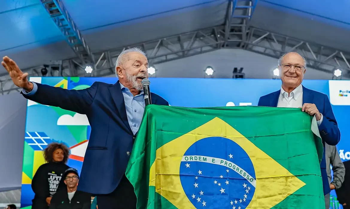 Lula chama Trump "para conversar" e reafirma que Brasil tenta negociar