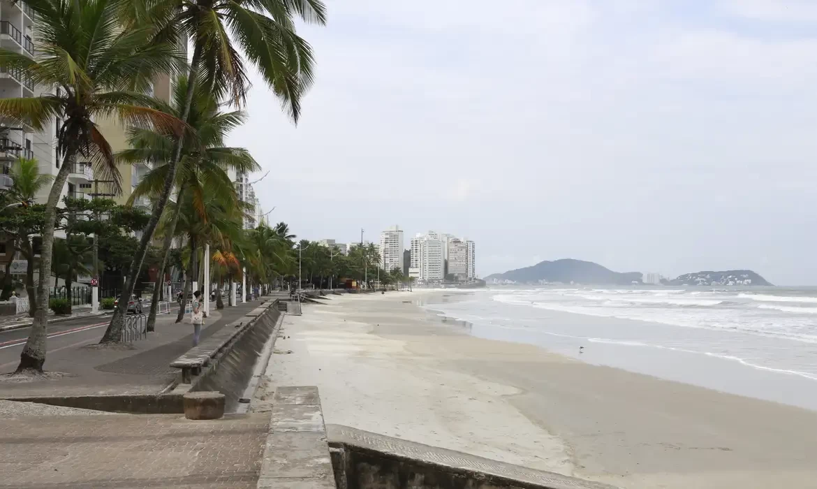 Carnaval: bombeiros salvam 348 vítimas de afogamento no litoral de SP