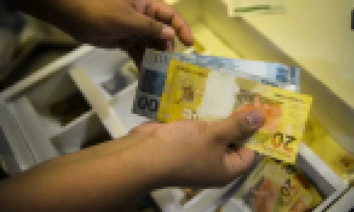 Trabalhador pode trocar dívidas mais caras por consignado para CLT