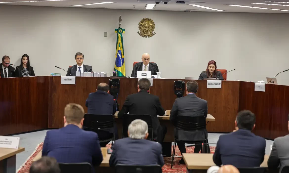 Moraes revoga proibição de réus da trama golpista de manterem contato