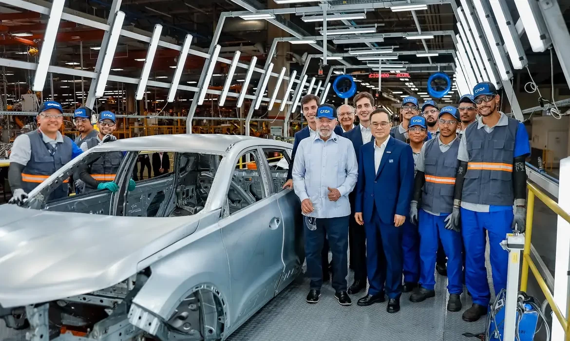 Lula diz que governo apresentará solução para famílias endividadas