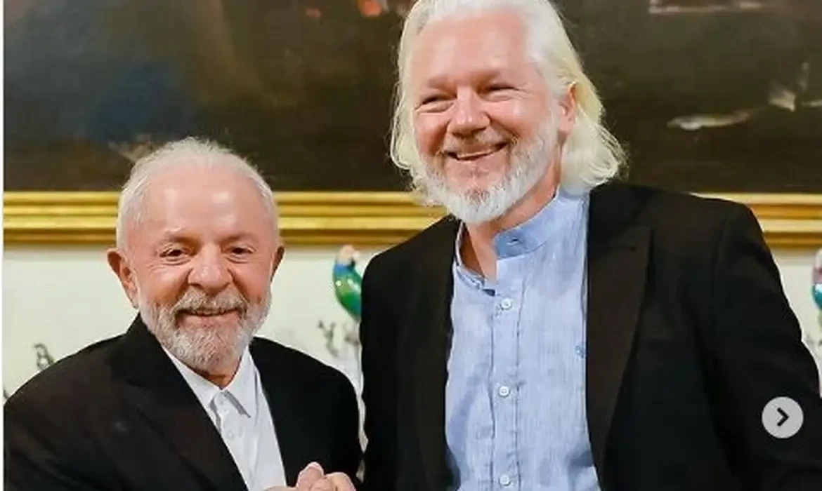 Lula publica foto de encontro com Julian Assange em Roma
